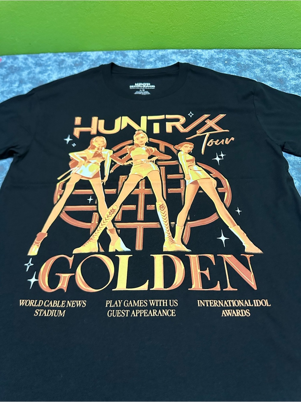 k-POP DEMON HUNTERS Tour "Golden" Graphic Short Sleeve Tee - Black L